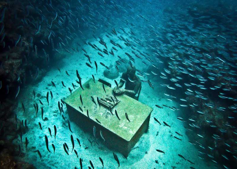 underwater museum the-lost-correspondent-jason-decaires-taylor-sculpture
