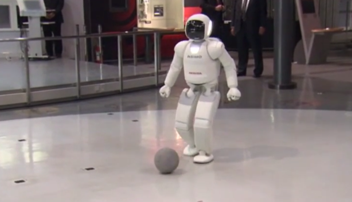 Робот АСИМО футбол. Робот ASIMO играет в футбол. Обама робот. Человекоподобный робот гиф. Роботы играют в футбол
